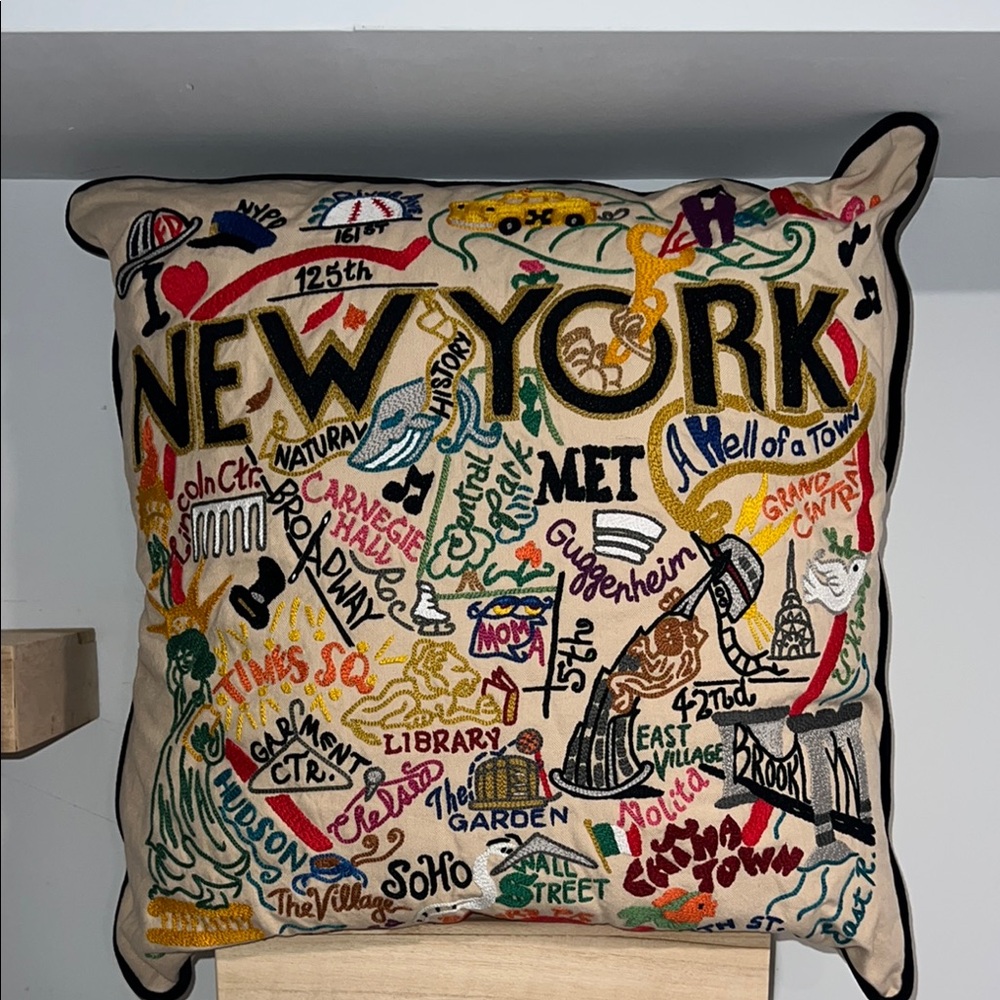 NWT New York‎ Embroidered Throw Pillow 100% organic cotton